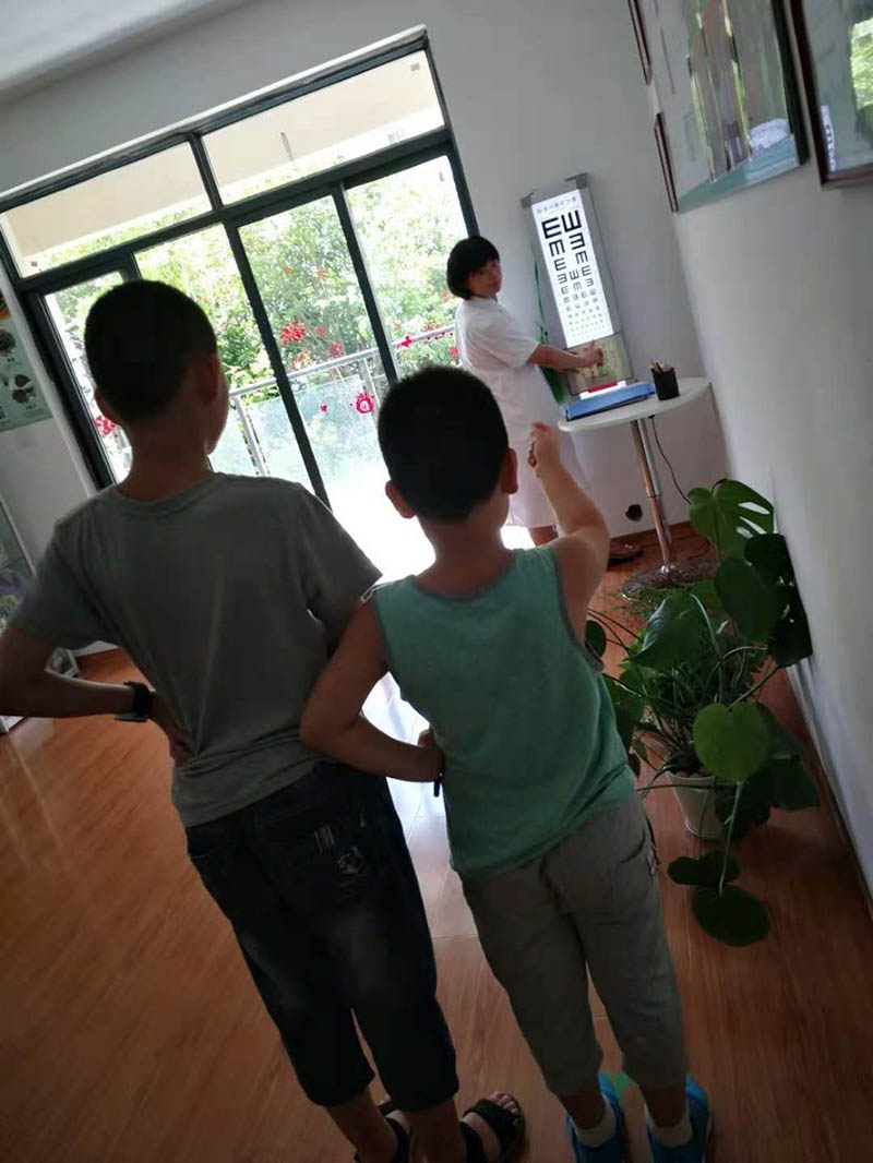 01 孩子测视力.jpg